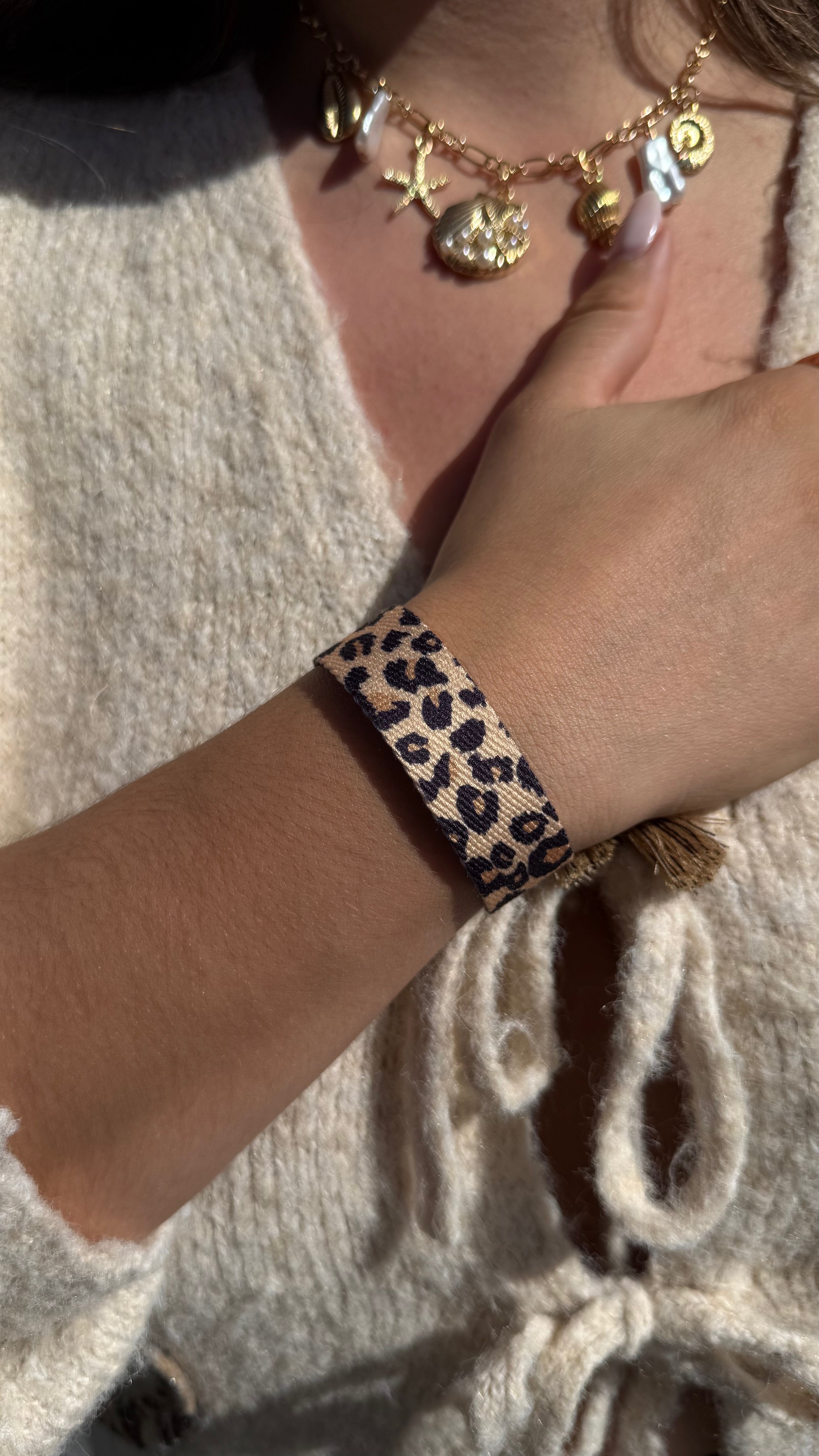 ✨ Bracelet Tressé Léopard Boho-Chic avec Pompon ✨